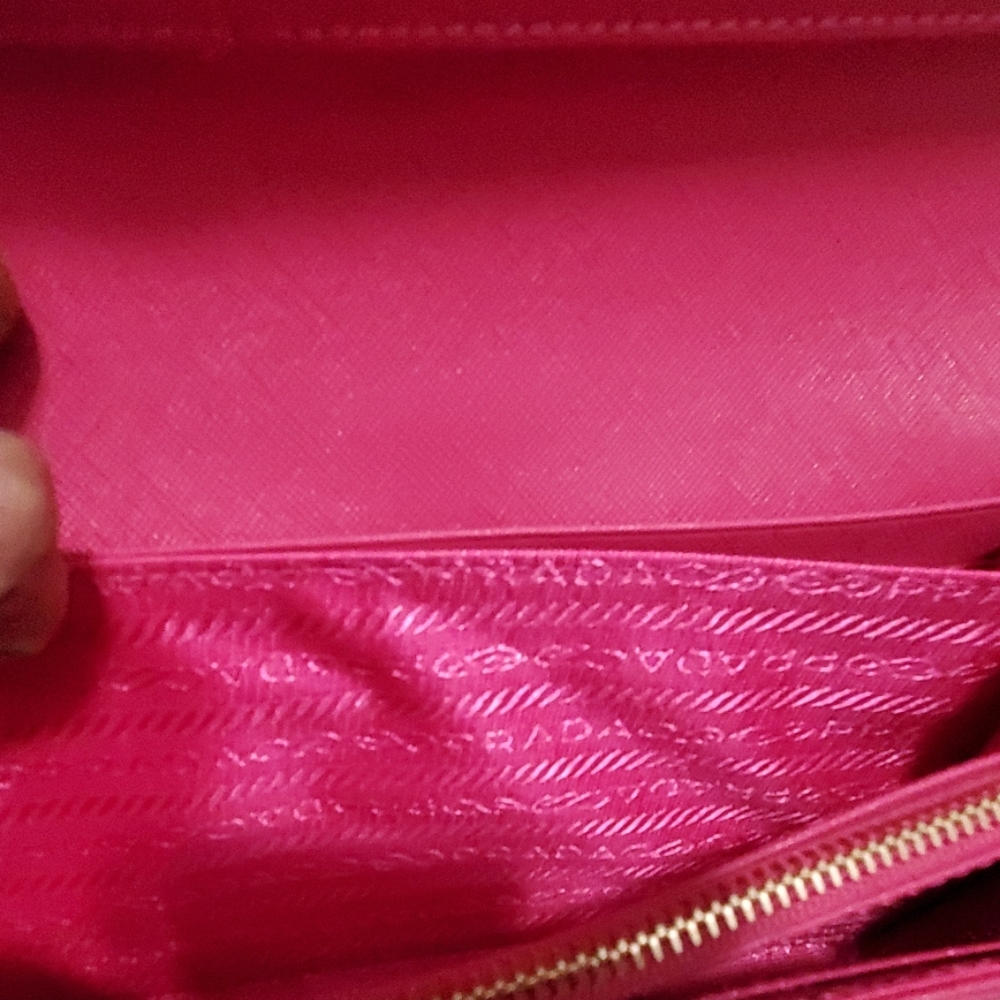 Prada purse . - Picture 6 of 7